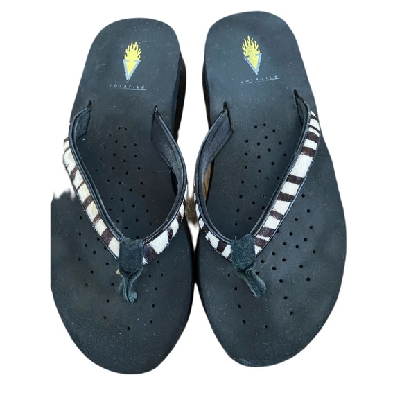 Like new Volatile black zebra fur flip flops 8.5